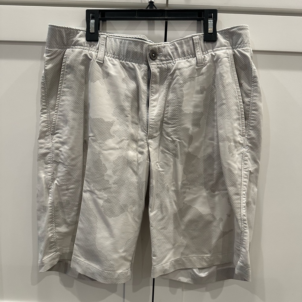 Under Armour Men's Light Gray Camouflage Shorts